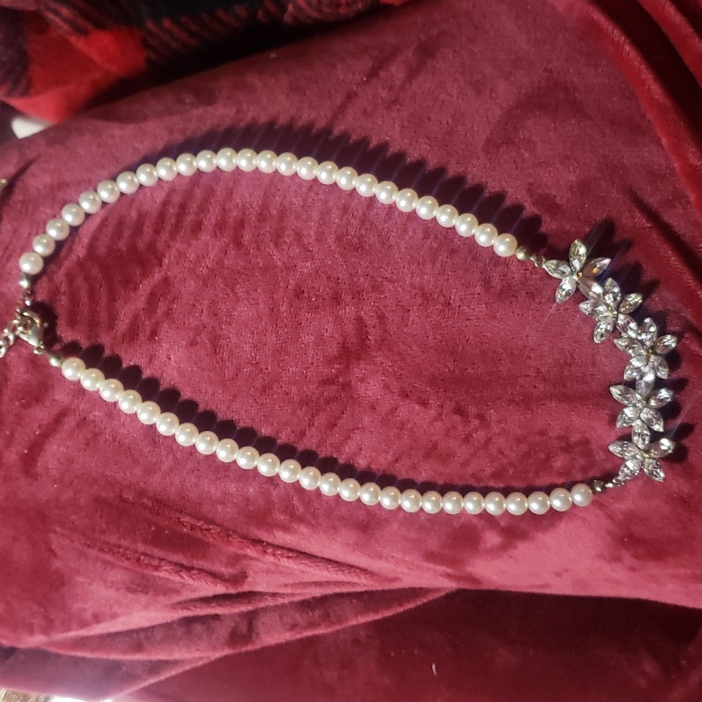 Vintage glass peral necklace w/crystals